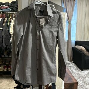 grey H&M shirt